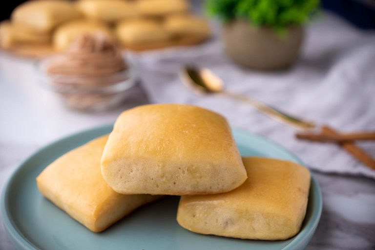 Texas Roadhouse Bread Rolls & Honey Cinnamon Butter
